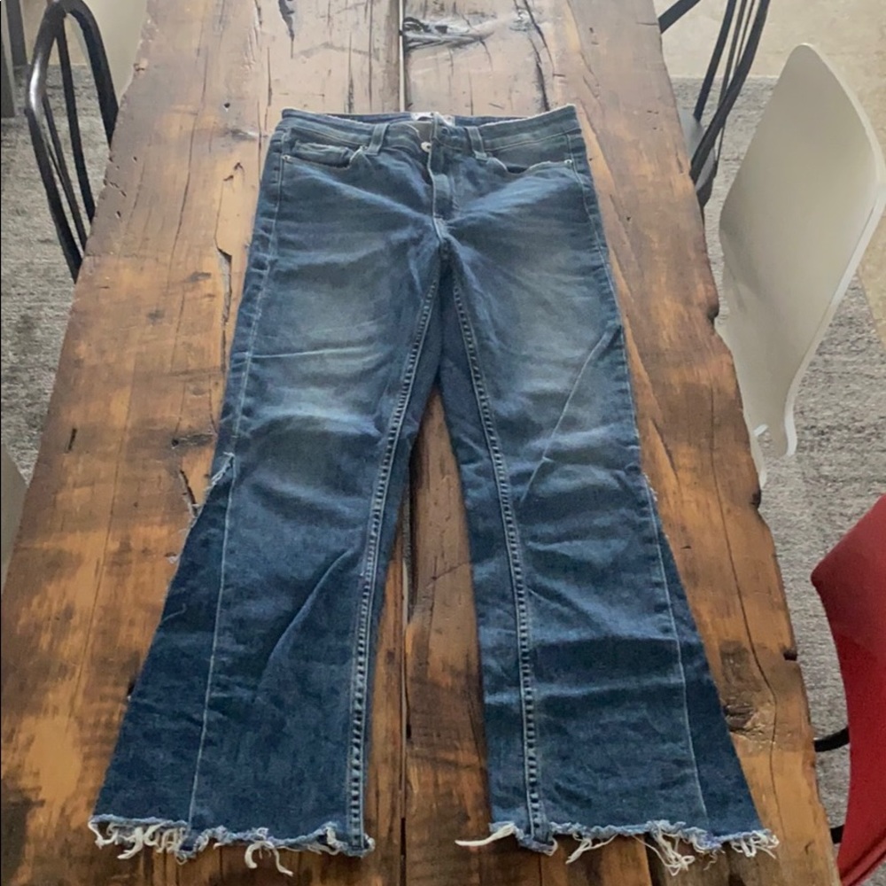 Cropped jeans with flare bottom and slits